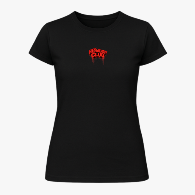 Camiseta com estampa frontal de texto estilizado "No Mercy Club" e estampa traseira de cobra enroscada em posição de ataque com detalhes gotejantes.