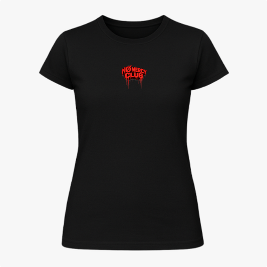 Camiseta com estampa frontal de texto estilizado "No Mercy Club" e estampa traseira de cobra enroscada em posição de ataque com detalhes gotejantes.