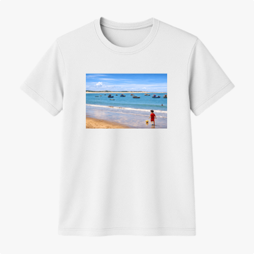Camiseta com estampa frontal de uma praia com barcos no horizonte e uma criança na areia, e estampa traseira com a inscrição "PITANGUI-RN".