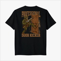 Camiseta com estampa frontal de porta entreaberta com textos e estampa traseira de soldado armado chutando uma porta, cercado por texto "Professional Door Kicker".