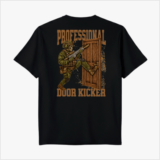 Camiseta com estampa frontal de porta entreaberta com textos e estampa traseira de soldado armado chutando uma porta, cercado por texto "Professional Door Kicker".