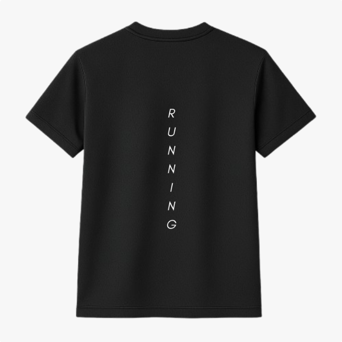 Camiseta com estampa frontal de símbolo gráfico minimalista no lado esquerdo do peito e estampa traseira de texto vertical "RUNNING" centralizado.