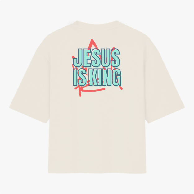 Camiseta com estampa frontal de um desenho estilizado em forma de zigzag e estampa traseira de texto "JESUS IS KING" sobre uma estrela estilizada.