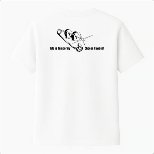 Camiseta com estampa traseira de uma ilustração de alfinete entrelaçado com coração em estilo minimalista, acompanhada das frases “Life is Temporary” e “Choose RawBeat”.