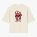 Camiseta com estampa frontal de um coração anatômico com uma porta aberta e figura humana na entrada, acompanhada da frase "E o meu coração deseja te encontrar".
