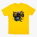 Camiseta com estampa frontal de personagem sentado com cabelo branco e óculos escuros, acompanhado de texto estilizado em japonês e inglês.