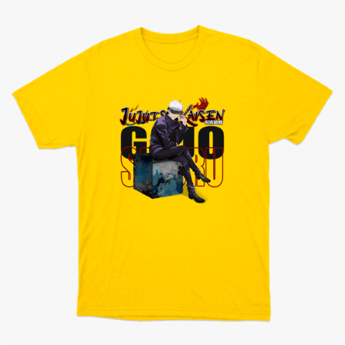 Camiseta com estampa frontal de personagem sentado com cabelo branco e óculos escuros, acompanhado de texto estilizado em japonês e inglês.