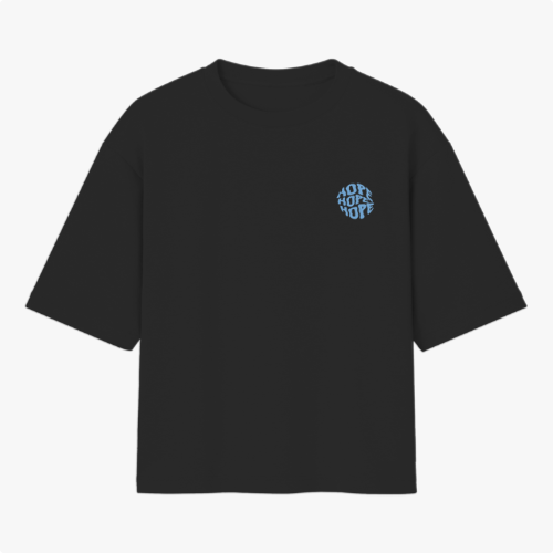 Camiseta com estampa frontal de texto "HOPE" estilizado em repetição e estampa traseira de frase "JESUS CRISTO SALVA" acompanhada de flores coloridas.