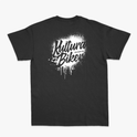 Camiseta com estampa frontal de texto estilizado pequeno no peito e estampa traseira de grande texto artístico com efeito de respingos e escorridos.