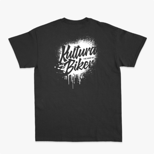 Camiseta com estampa frontal de texto estilizado pequeno no peito e estampa traseira de grande texto artístico com efeito de respingos e escorridos.