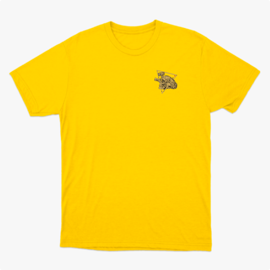 Camiseta com estampa frontal de caveira com óculos táticos dentro de triângulo e estampa traseira de caveira com mesma temática, escrita "Ghost Lens Tactical".