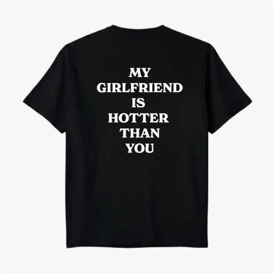 Camiseta com estampa traseira de frases em destaque: "MY GIRLFRIEND IS HOTTER THAN YOU", distribuídas em quatro linhas com uma tipografia marcante.