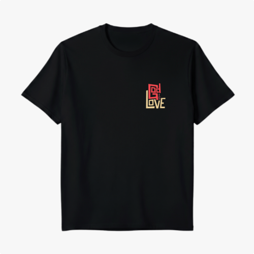Camiseta com estampa frontal de texto estilizado "God is Love" em linha minimalista e estampa traseira ampliada, realçando o design geométrico do texto.