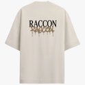 Camiseta com estampa frontal de palavra gotejante estilizada e estampa traseira de nome com tipografia imponente sobre texto escorrido similar.
