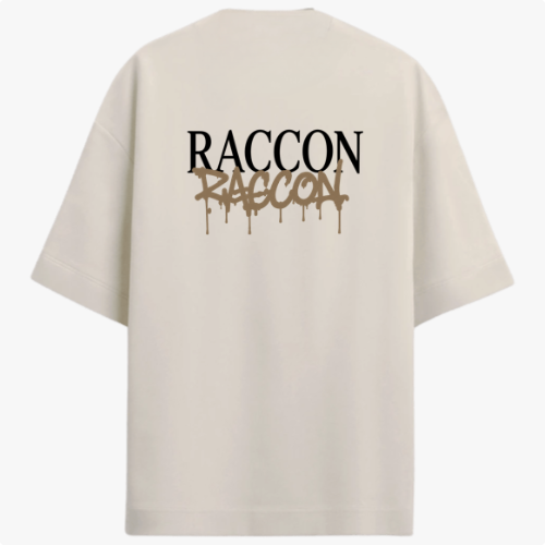 Camiseta com estampa frontal de palavra gotejante estilizada e estampa traseira de nome com tipografia imponente sobre texto escorrido similar.