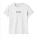 Camiseta com estampa frontal de logotipo oval contendo texto centralizado em duas linhas, uma superior em destaque maior e uma inferior menor.