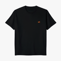 Camiseta com estampa frontal de ícone minimalista e estampa traseira de praia com praticantes de kitesurf em cena ao mar, acompanhada da frase "Barra do Rio Beach".