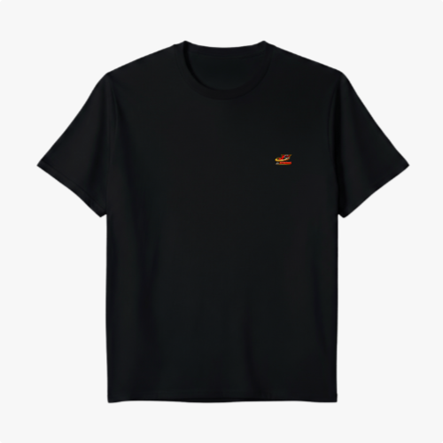 Camiseta com estampa frontal de ícone minimalista e estampa traseira de praia com praticantes de kitesurf em cena ao mar, acompanhada da frase "Barra do Rio Beach".