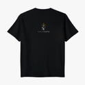 Camiseta com estampa frontal de texto "Eu falho, o meu DEUS não." e estampa traseira com logotipo estilizado, incluindo um emblema de cruz e coroa acima de "Santa Veste".