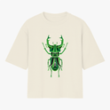 Camiseta com estampa frontal de um besouro estilizado com padrões geométricos, apresentando formas intricadas que realçam detalhes artísticos e simétricos.