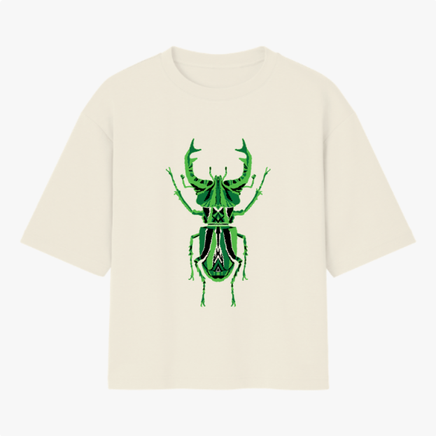 Camiseta com estampa frontal de um besouro estilizado com padrões geométricos, apresentando formas intricadas que realçam detalhes artísticos e simétricos.