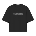 Camiseta com estampa frontal de frase humorística "TÁ OLHANDO POR QUÊ? JÁ TENHO NAMORADA" em letras maiúsculas, proporcionando um toque divertido e direto.