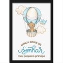 Quadro com estampa de balão com urso, nuvens e pássaro, acompanhado da frase "Nunca deixe de sonhar, meu pequeno príncipe" em fonte elegante.