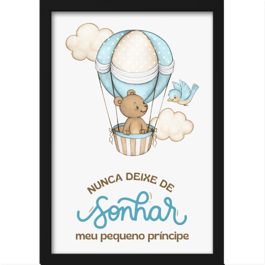 Quadro com estampa de balão com urso, nuvens e pássaro, acompanhado da frase "Nunca deixe de sonhar, meu pequeno príncipe" em fonte elegante.