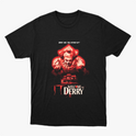Camiseta com estampa frontal de criatura monstruosa acima de uma casa sombria, com a frase "What are you afraid of?" e "Welcome to Derry" em destaque.