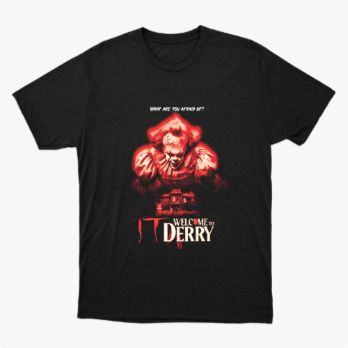Camiseta com estampa frontal de criatura monstruosa acima de uma casa sombria, com a frase "What are you afraid of?" e "Welcome to Derry" em destaque.