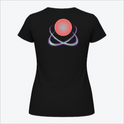Camiseta com estampa frontal de logo estilizado com elemento circular e detalhes pontiagudos e estampa traseira de esfera central e orbitais entrelaçados.