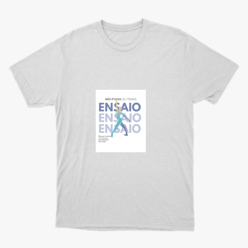 Camiseta com estampa frontal de texto "NÃO POSSO, EU TENHO ENSAIO" sobreposta a figura de uma bailarina em movimento, com detalhes textuais adicionais.