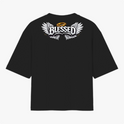 Camiseta com estampa frontal de um pequeno símbolo de leão com coroa e estampa traseira de asas estilizadas com a palavra "Blessed" e auréola acima.