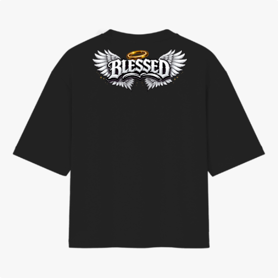 Camiseta com estampa frontal de um pequeno símbolo de leão com coroa e estampa traseira de asas estilizadas com a palavra "Blessed" e auréola acima.