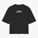 Camiseta com estampa frontal de texto estilizado “O Poderoso Garotinho” e estampa traseira de personagem infantil musculoso sob o mesmo texto.