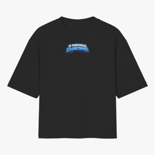 Camiseta com estampa frontal de texto estilizado “O Poderoso Garotinho” e estampa traseira de personagem infantil musculoso sob o mesmo texto.