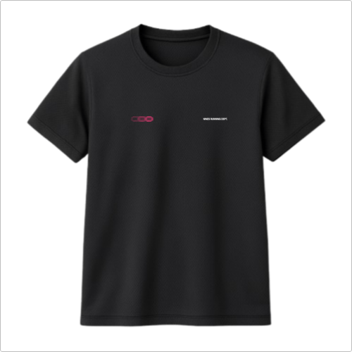 Camiseta com estampa frontal de texto discreto e símbolo, e estampa traseira contendo diversas frases e logos, enfatizando uma pausa para atividade física.