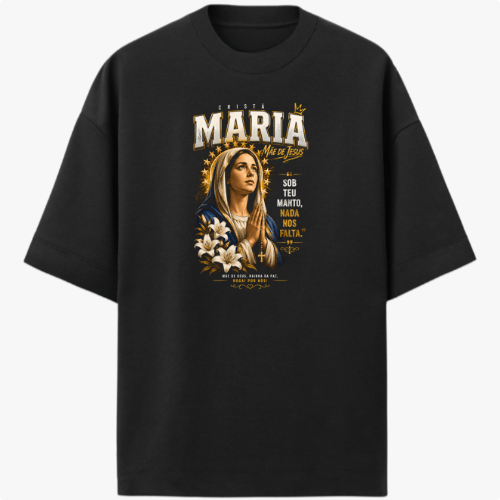Camiseta com estampa frontal de uma figura religiosa cercada de flores e estrelas, com texto grande destacando "Maria Mãe de Jesus" e outros detalhes.