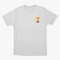 Camiseta com estampa frontal de troféu pequeno no peito e estampa traseira de grande troféu com inscrição: "QUEM VENCER HERDARÁ TODAS ESSAS COISAS APOCALIPSE 2:7".