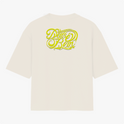 Camiseta com estampa frontal de lettering "Deus é bom" em estilo caligráfico detalhado e estampa traseira idêntica, porém em tamanho ampliado.