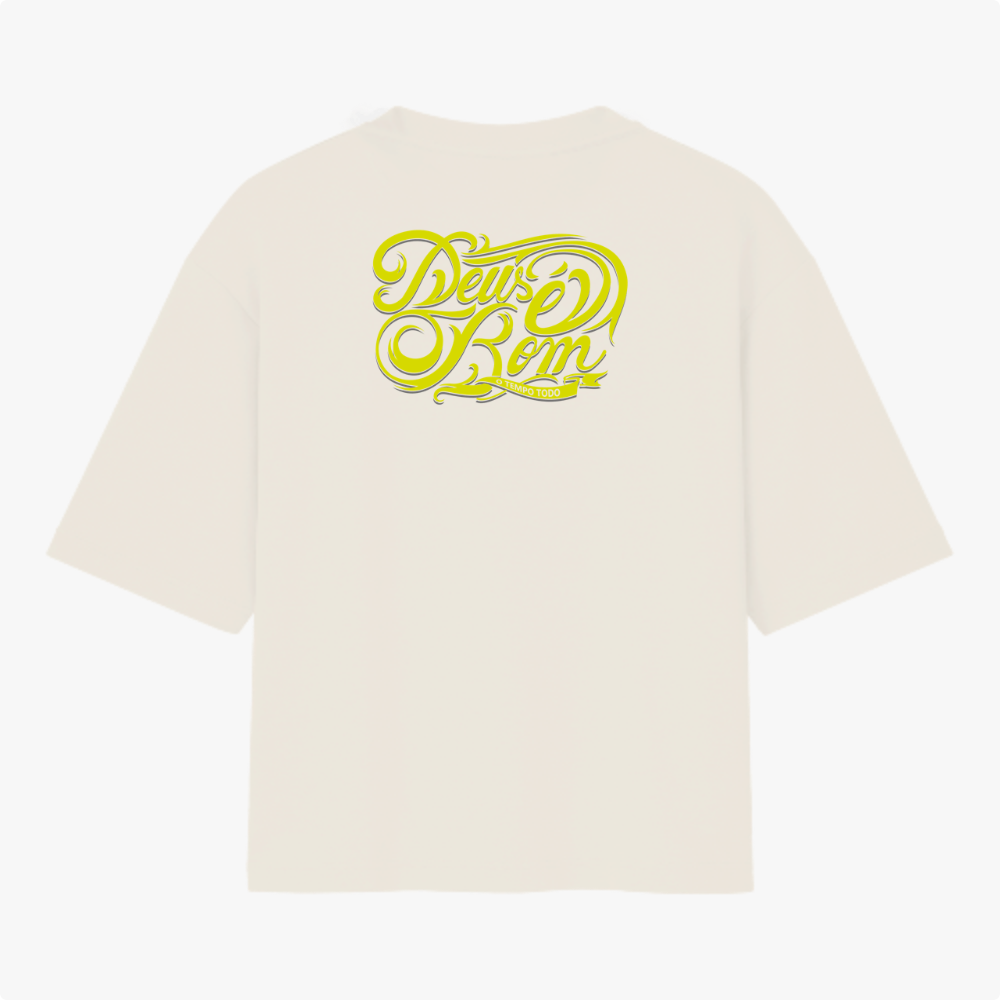 Camiseta com estampa frontal de lettering "Deus é bom" em estilo caligráfico detalhado e estampa traseira idêntica, porém em tamanho ampliado.