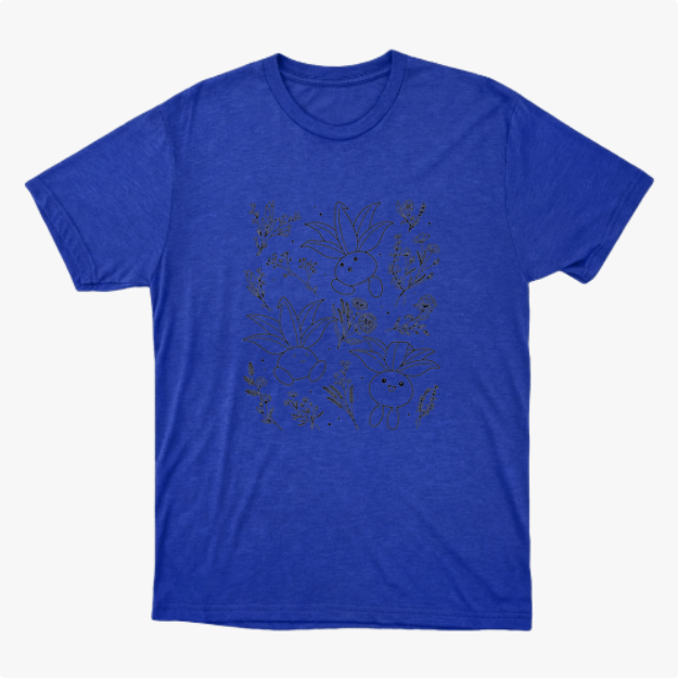 Camiseta com estampa frontal de desenhos sorridentes de criaturas vegetais estilizadas, cercadas por delicados detalhes de flores e folhagens diversas.