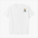 Camiseta com estampa frontal de letra "A" com coroa acima no canto superior e estampa traseira de frase "O essencial, é eterno." com coroa sobre a letra "O".