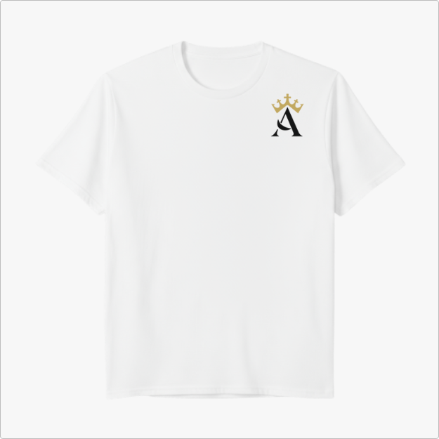 Camiseta com estampa frontal de letra "A" com coroa acima no canto superior e estampa traseira de frase "O essencial, é eterno." com coroa sobre a letra "O".