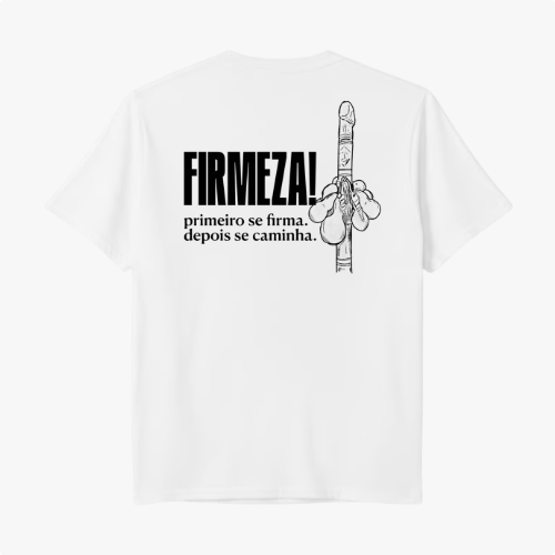 Camiseta com estampa traseira de mão fazendo gesto e com as palavras "FIRMEZA!" em destaque acima de frase inspiradora sobre firmeza e caminhada.