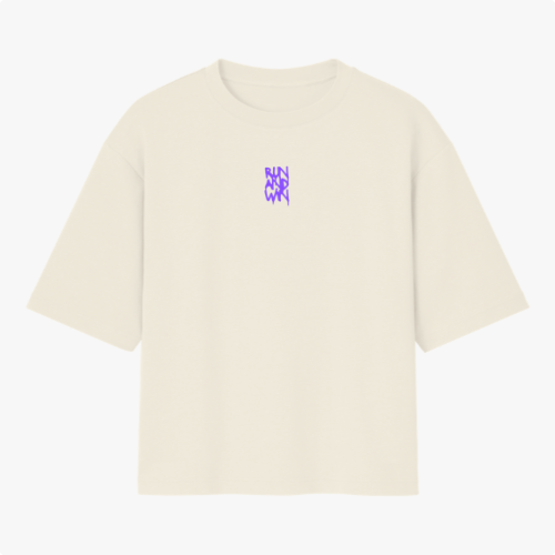 Camiseta com estampa frontal de texto estilizado "RUN CAW RUN" em um design linear e angular, transmitindo uma aparência moderna e dinâmica.