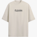 Camiseta com estampa frontal de texto artístico estilizado, formando palavras que sugerem um design impactante e intrigante.