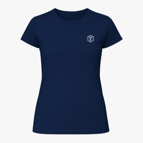 [Camiseta] com estampa frontal de símbolo geométrico com letra estilizada e estampa traseira de rosto icônico pixelado, acompanhado de texto discreto.
