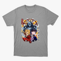 Camiseta com estampa frontal de três personagens em estilo animado, cercados por símbolos místicos e letras verticais estilizadas à esquerda.
