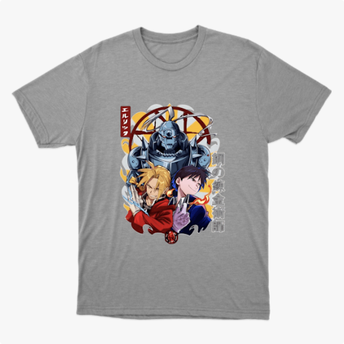 Camiseta com estampa frontal de três personagens em estilo animado, cercados por símbolos místicos e letras verticais estilizadas à esquerda.